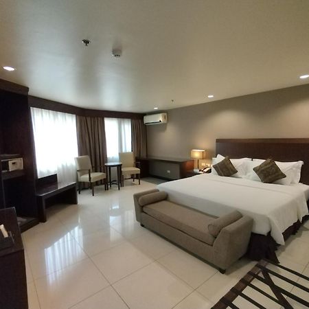 Mandarin Plaza Hotel Cebu Exterior photo