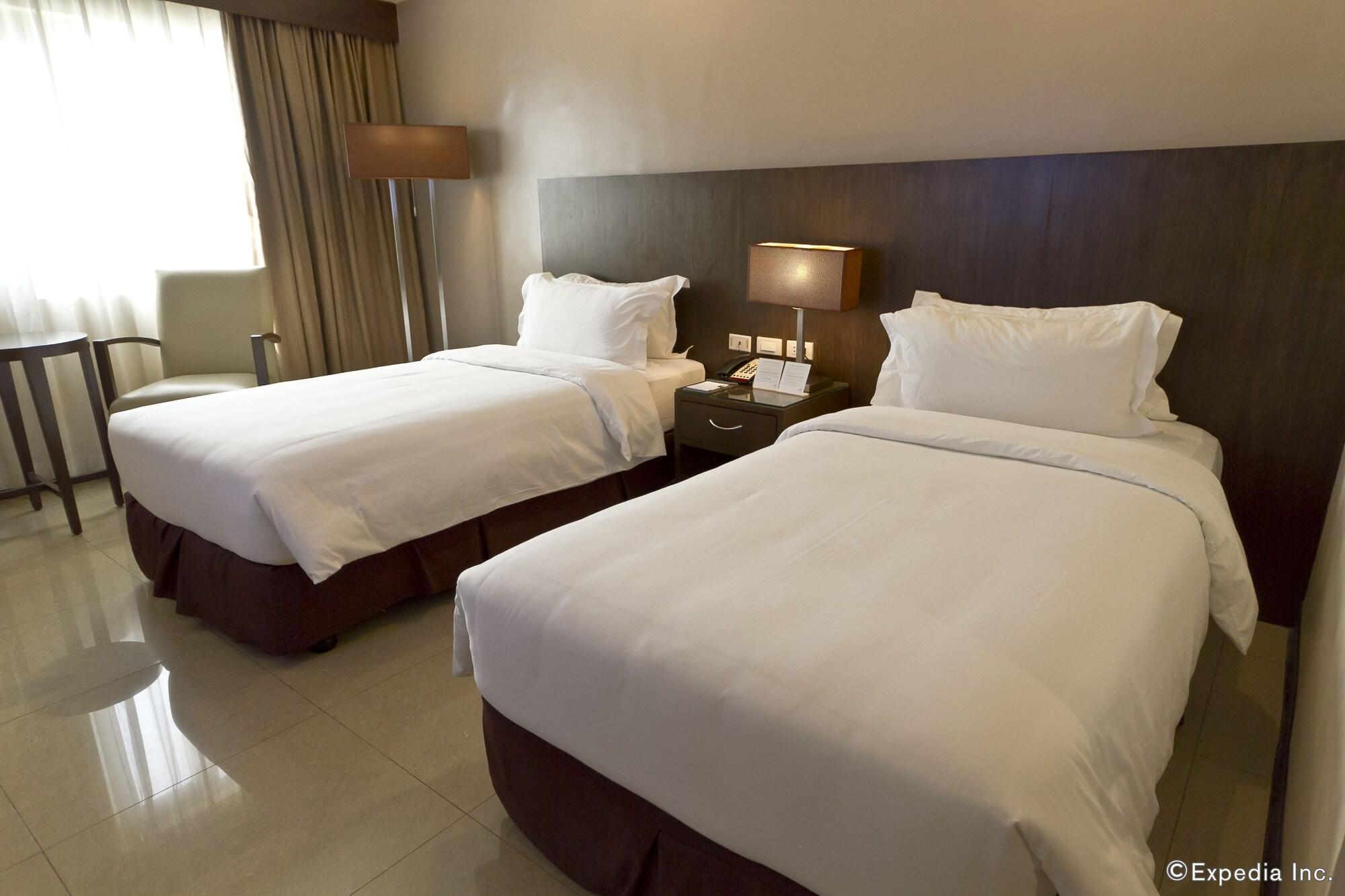 Mandarin Plaza Hotel Cebu Exterior photo