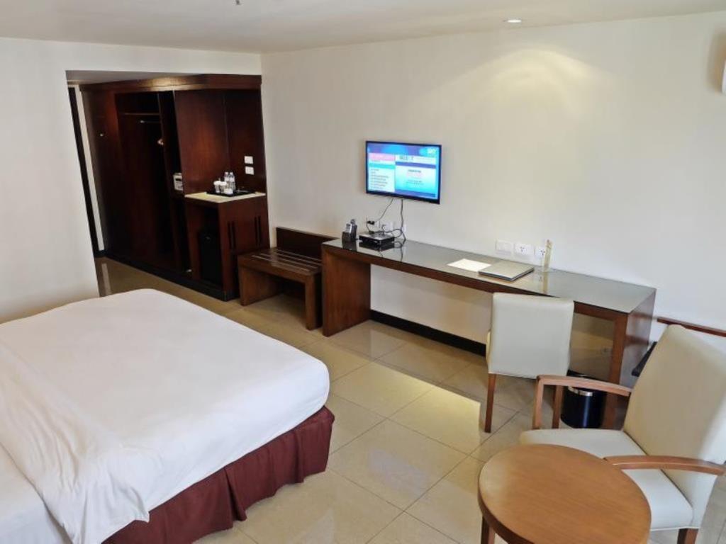 Mandarin Plaza Hotel Cebu Exterior photo