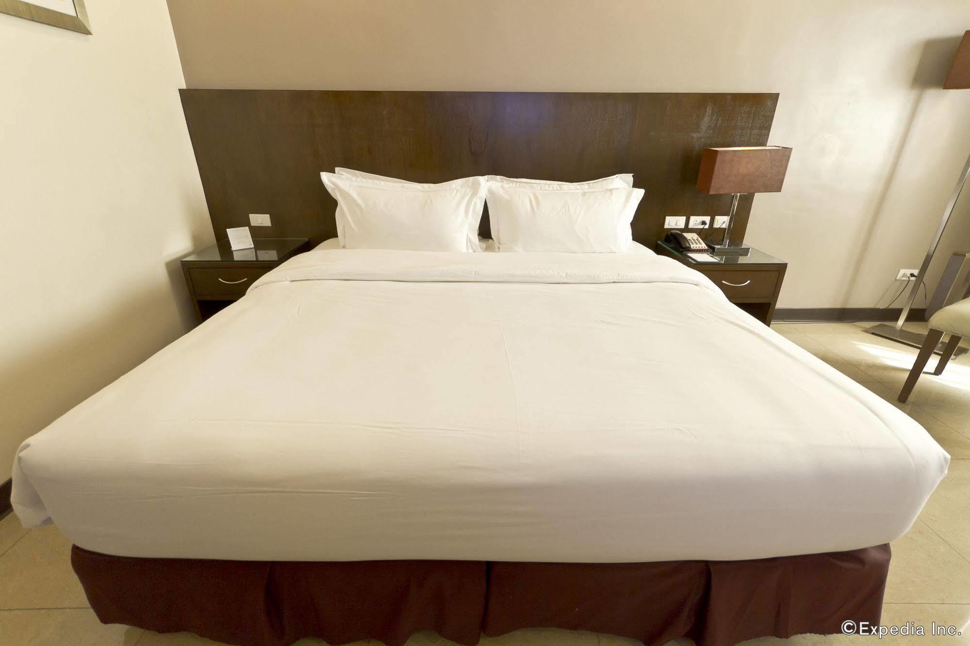 Mandarin Plaza Hotel Cebu Exterior photo